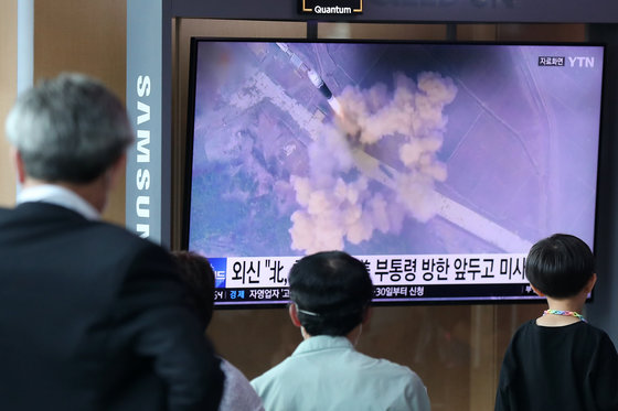 25일 서울 중구 서울역 대합실에서 시민들이 북한의 탄도미사일 발사 소식을 TV를 통해 지켜보고 있다. 2022.9.25/뉴스1 ⓒ News1