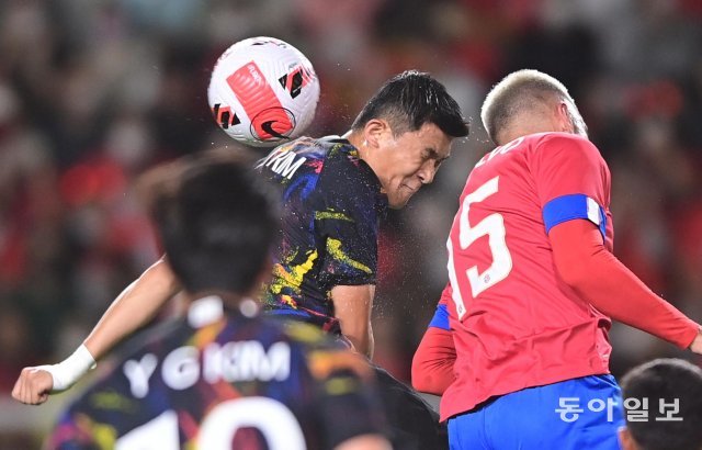 한국 축구 국가대표팀의 수비수 김민재(왼쪽)가 23일 열린 코스타리카와의 평가전에서 코스타리카 선수와 헤딩 경합을 하고 있다. 이날 김민재 등 베스트 전력을 가동한 한국은 코스타리카에 2실점하며 수비 불안을 노출했다. 동아일보DB