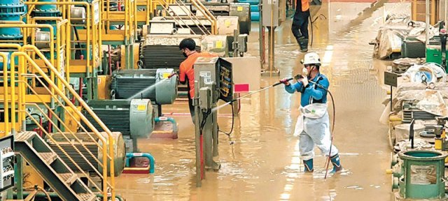 태풍으로 인한 침수 피해를 입은 포스코는 12월까지 단계별로 공장을 복원시키며 포항제철소를 정상화할 계획이다. 뉴시스