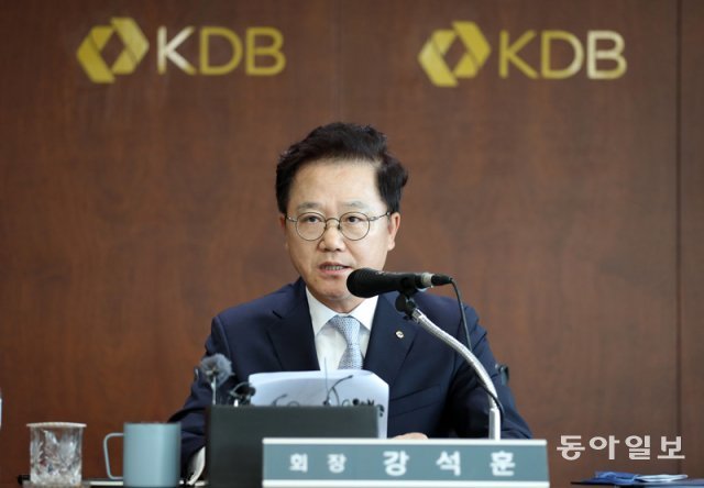 강석훈 산업은행 회장이 26일 서울 영등포구 산업은행에서 대우조선해양의 전략적 투자유치 절차 개시와 관련해 설명하고 있다. 전영한 기자 scoopjyh@donga.com
