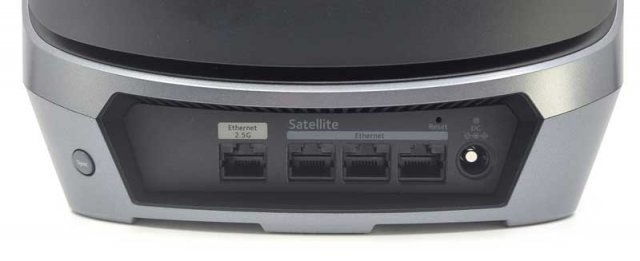 2.5G LAN 포트 1개와 3개의 1G LAN 포트를 갖춘 새틀라이트의 후면 (출처=IT동아)