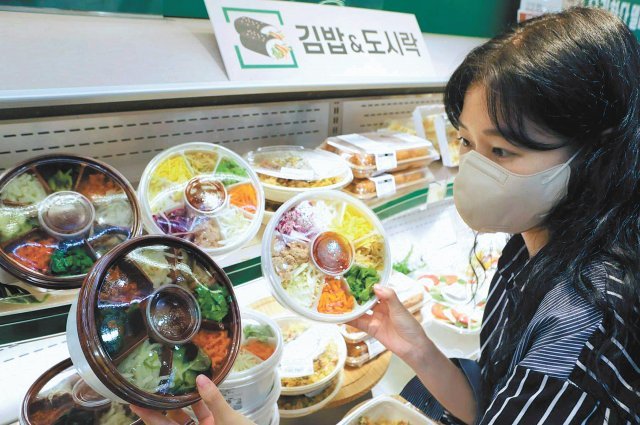 고객이 롯데마트 서울역점 델리코너에서 비빔밥 도시락을 쇼핑하고 있다. 롯데마트 제공