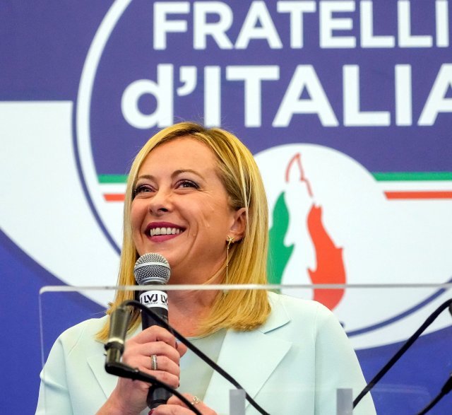 조르자 멜로니 ‘이탈리아형제들(FdI)’ 대표가 25일 이탈리아 로마 당 선거본부에서  미소 짓고 있다.  로마=AP 뉴시스