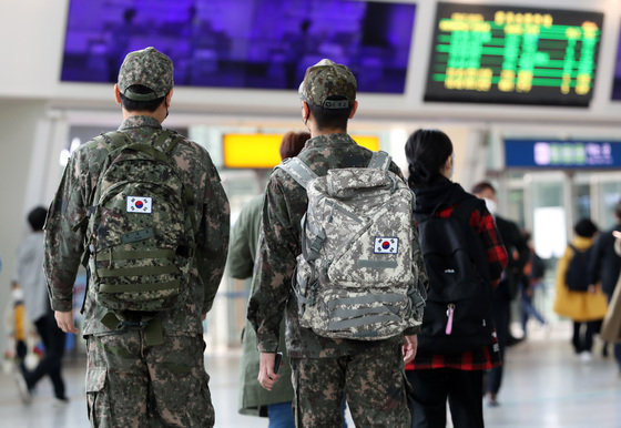 서울역에서 군 장병들이 이동하고 있다. 2022.4.30/뉴스1 ⓒ News1