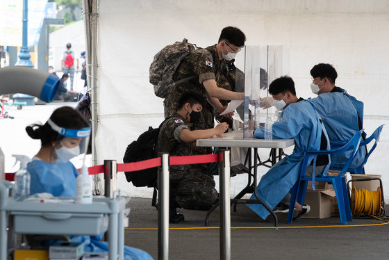 서울역 광장에 마련된 중구 임시선별검사소에서 군장병들이 PCR검사를 위해 문진표를 작성하고 있다.  2021.6.25/뉴스1 ⓒ News1