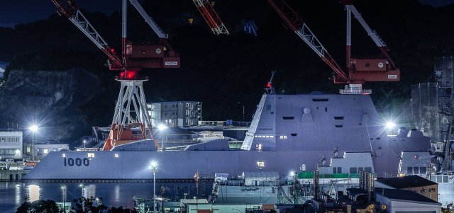 미 해군의 스텔스구축함인 줌월트(DDG-1000)이 26일 미 7함대 모항인 요코스카항에 도착해 정박하고 있다.  2016년 취역한 줌월트가 요코스카에 전개돈 것은 처음이다.   출처 레딧(Reddit)