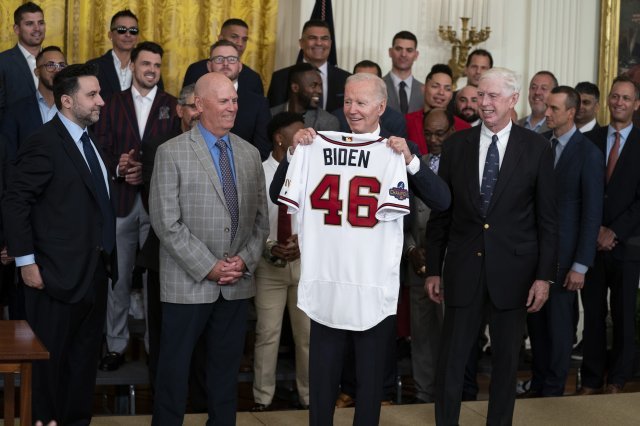 등번호 46번이 적힌 애틀랜타 유니폼을 들고 있는 조 바이든 제46대 미국 대통령. 워싱턴=AP 뉴시스