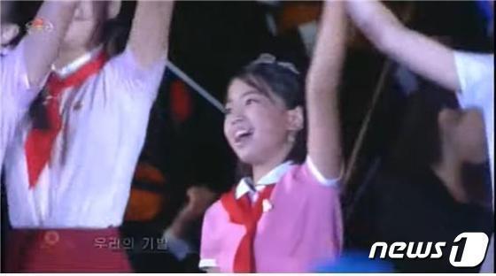 북한 조선중앙TV의 ‘9·9절’ 기념공연 영상에 등장한 어린이 중창 및 합창 공연 모습. 화면에 잡힌 소녀는 공연을 위해 무대에 오른 다른 아이들과 차이가 나는 복장과 행동으로 인해 ‘특별한’ 인물일 것이라는 분석이 제기됐다.(조선중앙TV 갈무리) ⓒ News1
