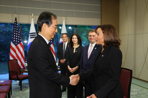 한덕수 국무총리와 카멀라 해리스 미국 부통령이 27일 일본 도쿄 오쿠라호텔에서 한미 양자회담에 앞서 악수를 나누고 있다. 총리실 제공