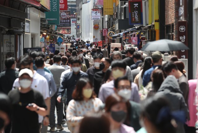 서울 명동을 오가는 시민들의 모습. 뉴시스