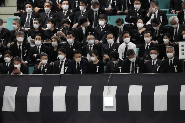 27일 아베 신조 전 총리 국장이 열리는 도쿄 부도칸에서 참석자들이 장례식 시작을 기다리고 있다.  도쿄=AP뉴시스