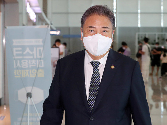 박진 외교부 장관이 18일 오전 미국 방문을 위해 인천국제공항을 통해 출국하고 있다./뉴스1