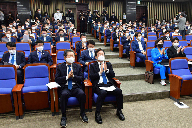 이재명 더불어민주당 대표와 참석 의원들이 27일 오후 서울 여의도 국회에서 열린 의원총회에서 박수를 치고 있다. 사진공동취재단