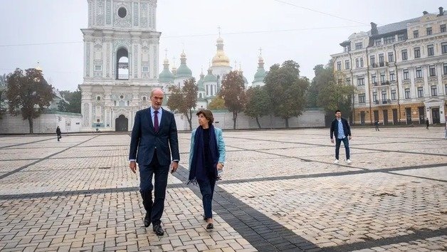 캐서린 콜로나 프랑스 외교장관(우)이 우크라이나를 지지하기 위해 수도인 키이우에 깜짝 방문했다. 2022.09.27. 콜로나 장관 트위터