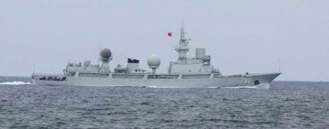 일본 방위성이 23일 쓰시마섬(대마도) 남서쪽 해역에서 동해로 향하는 것을 포착했다고 밝힌 중국군 정보수집함. 일본 방위성 제공