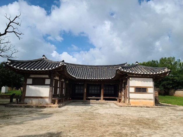 조선시대 지방관의 가족이 생활하던 살림집인 김제 내아(사진)가 국가기정문화재 보물로 지정예고됐다.김제시 제공 2022.9.28