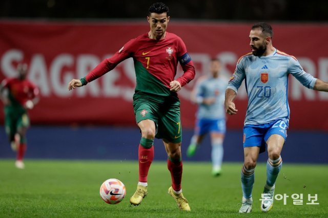 포르투갈의 크리스티아누 호날두(왼쪽)가 28일 치러진 유럽축구연맹(UEFA) 네이션스리그 리그A 경기에서 스페인의 다니 카르바할과 공을 다투고 있다. 스페인이 포르투갈을 1-0으로 꺾고 2조 1위로 4팀이 겨룰 파이널 막차를 탔다. UNL 트위터