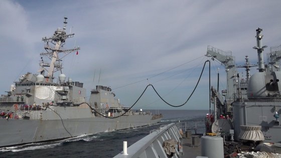 28일 오전 동해 해상에서 열린 한미 연합 기동군수훈련에서 군수지원함 화천함(4200톤급, 오른쪽)이 미 이지스구축함 배리함(Barry, 6900톤급, 사진 좌측)에 유류를 공급하고 있다. (해군 제공) 2022.9.28/뉴스1