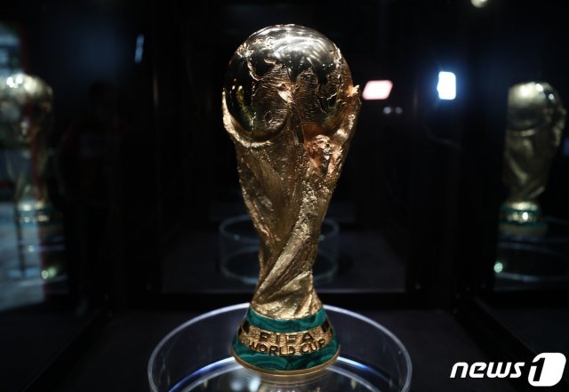 2022 카타르 월드컵 우승 트로피. 뉴스1