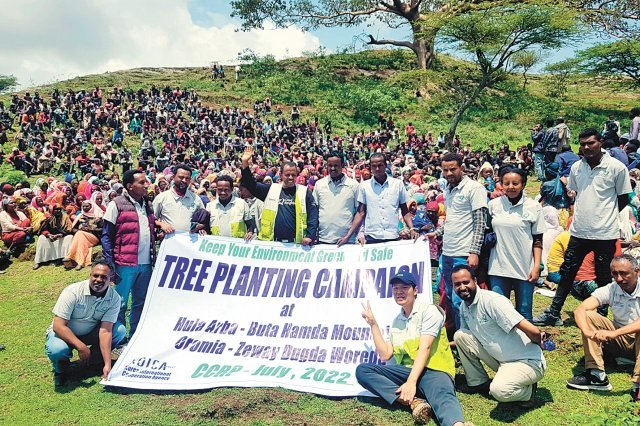 식목 캠페인에 참여한 에티오피아 훌라 아르바 지역 주민과 굿네이버스 직원들.