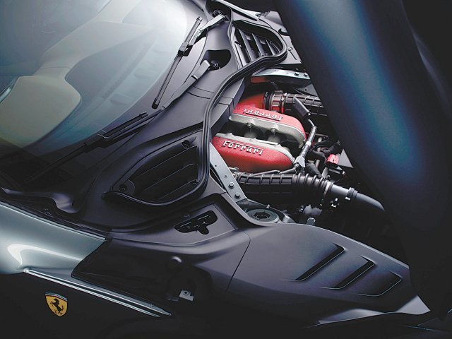 앞쪽에 놓인 V12 엔진은 스포츠카 브랜드라는 페라리의 정체성을 강조한다.