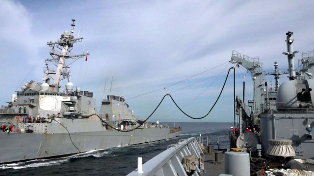 28일 동해상에서 한미 해군 간 연합 기동군수훈련이 진행되고 있다. 군수지원함 화천함(4200톤급, 오른쪽)이 미 이지스구축함 배리함(Barry, 6900톤급, 왼쪽)에 유류를 공급하고 있다. 해군 제공