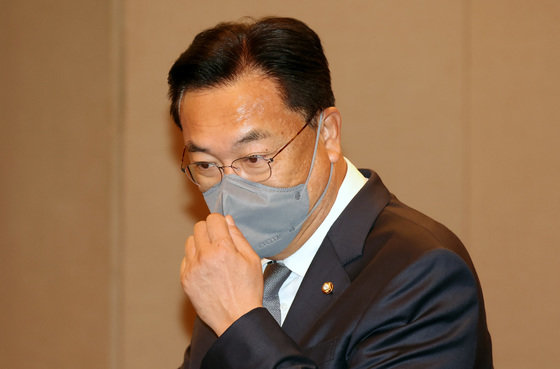 정진석 국회부의장이 28일 도쿄 제국호텔에서 스가 전 일본 총리와 면담에 앞서 생각에 잠겨 있다. 2022.9.28/뉴스1