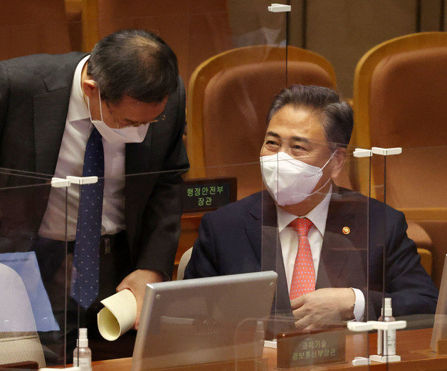 박진 외교부 장관이 29일 오전 서울 여의도 국회에서 열린 본회의에서 국무위원들과 인사를 하고 있다. (공동취재) 2022.9.29/뉴스1 ⓒ News1 이재명 기자