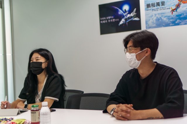 PSF 마케팅팀 홍수진 주임(왼쪽)과 이태수 주임(오른쪽). 출처=IT동아