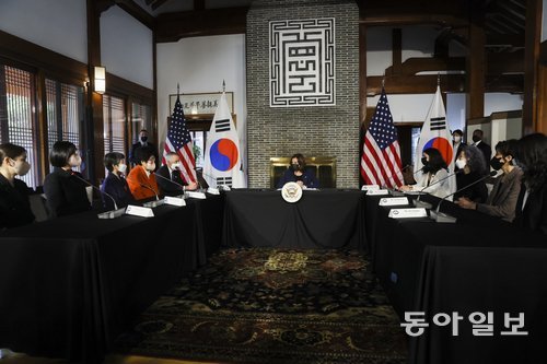 카멀라 해리스 미국 부통령이 29일 오후 서울 종로구 미국 대사관저에서 열린 ‘신기원을 이룩한 여성들과의 라운드테이블(roundtable·원탁회의)’에 참석해 각 분야 여성 대표들과 간담회를 갖고 있다.