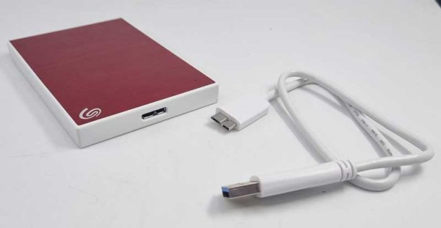 USB 3.0 인터페이스, 마이크로 USB 케이블을 갖췄다 (출처=IT동아)
