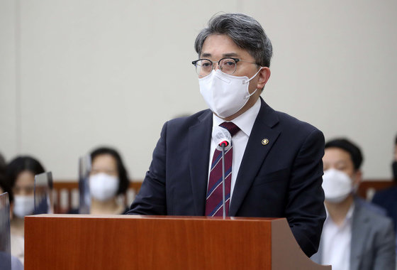 유희동 기상청장이 23일 서울 여의도 국회에서 열린 환경노동위원회 전체회의에서 2021 회계년도 결산 및 예비비 지출 승인에 대한 정부 측 인사말을 하고 있다. (공동취재) 2022.8.23/뉴스1