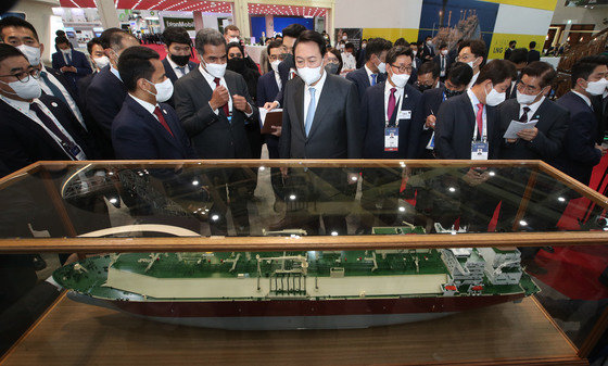 윤석열 대통령이 지난 5월24일 대구 엑스코(EXCO)에서 열린 2022 세계가스총회 개회식에 참석해 전시장을 둘러보고 있다. 당시 80여개국의 글로벌 에너지 기업 470개사가 참가해 글로벌 화두로 떠오른 에너지 안보, 기후변화, 탄소중립 등에 대해 논의했다. 대통령실사진기자단 2022.5.24