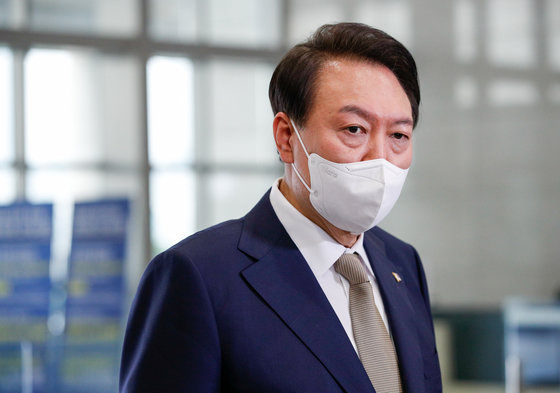 윤석열 대통령이 29일 오전 용산 대통령실에서 기자들과 출근길 문답(도어스테핑)을 하고 있다. 2022.9.29 뉴스1