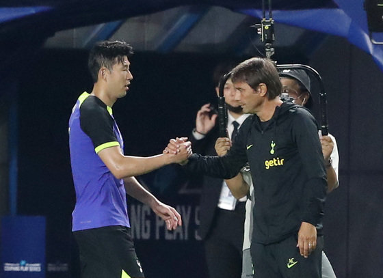 토트넘 손흥민이 16일 오후 경기 수원시 팔달구 수원월드컵경기장에서 열린 쿠팡플레이 시리즈 2차전 토트넘 홋스퍼와 세비야FC의 경기에서 교체된 후 그라운드를 나서며 안토니오 콘테 감독과 포옹하고 있다. 2022.7.16 뉴스1