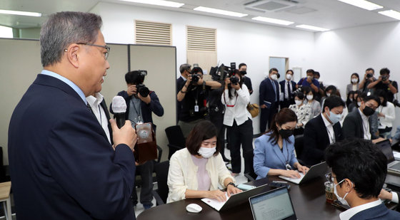 박진 외교부 장관(왼쪽)이 30일 오전 기자실에서 취재진 질문에 답변하고 있다. 2022.9.30 뉴스1