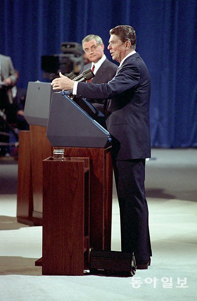 로널드 레이건 대통령(오른쪽)과 월터 먼데일 민주당 후보(왼쪽)의 TV 대선 토론을 계기로 ‘스핀닥터’(spin doctor)라는 단어가 생겨났다. 로널드 레이건 대통령 도서관 홈페이지