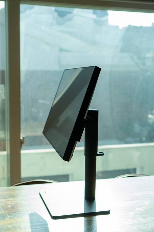 엘리베이션, 틸트, 스위블, 피벗을 모두 지원하는 스탠드가 기본 제공된다. 출처=IT동아