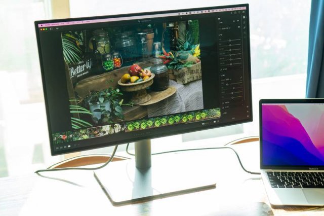 다양한 작업에 활용할 수 있는 전문가용 모니터다. 출처=IT동아