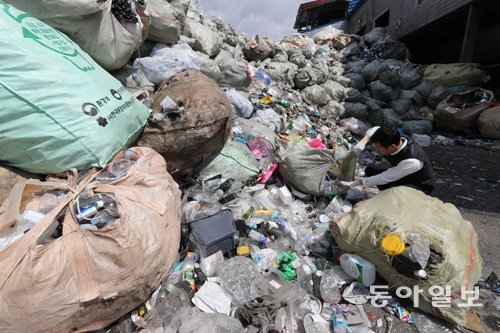 한 재활용품 수거업체에 쌓여있는 쓰레기들. 동아일보DB