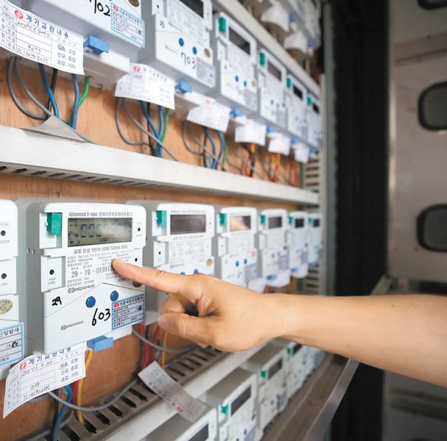 30일 서울 중구의 한 다세대주택에 전기계량기가 설치돼 있다. 1일부터 주택용 전기요금이 kWh(킬로와트시)당 7.4원 인상된다. 4인 가구 기준으로 월 전기요금이 약2270원 오를 것으로 추산된다. 산업용 전기요금은 kWh당 최대 16.6원 오른다. 뉴스1