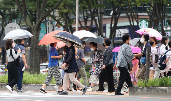 29일 오후 가을비가 내리는 대구 수성구 달구벌대로에서 우산을 쓴 시민들이 길을 건너고 있다. 2022.8.29 뉴스1