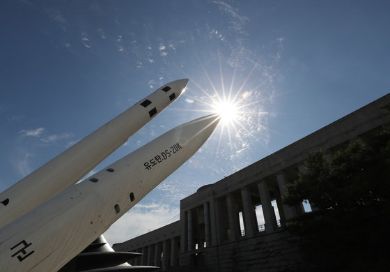 한미연합 해상훈련을 하루 앞두고 북한이 탄도미사일 도발을 재개했다. 합동참모본부는 이날(25일) 오전 6시53분쯤 북한 평안북도 태천 일대에서 동해상으로 단거리탄도미사일(SRBM) 1발이 발사된 것을 포착했다고 밝혔다. 북한은 올해 들어 탄도미사일 17차례, 순항미사일 2차례를 발사했다. 사진은 25일 서울 용산구 전쟁기념관에서 예비군복을 입은 시민이 사진을 찍고 있다. 2022.9.25 뉴스1