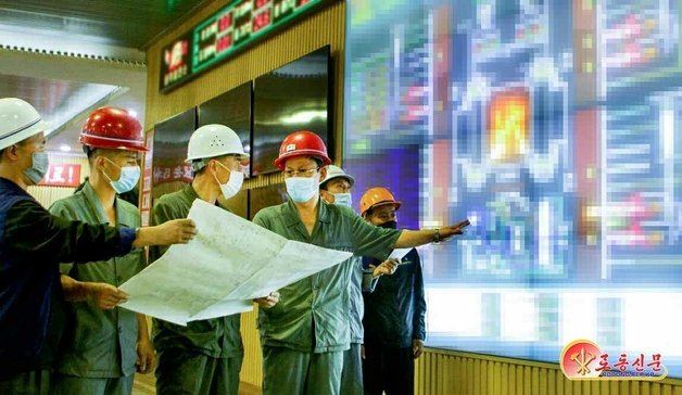 북한 노동당 기관지 노동신문은 1일 새로운 무중유착화 기술을 개발 도입해 전력 증산에 기여한 국가과학원 열공학연구소 과학자들과 북창화력발전연합기업소 노동계급을 소개했다. 신문은 “원 단위 소비를 줄이면서도 전력 생산을 훨씬 늘려 당에서 화력발전 부문 앞에 제시한 목표를 점령할 수 있는 또 하나의 좋은 전망이 열리게 되었다“라고 전했다. (평양 노동신문=뉴스1)