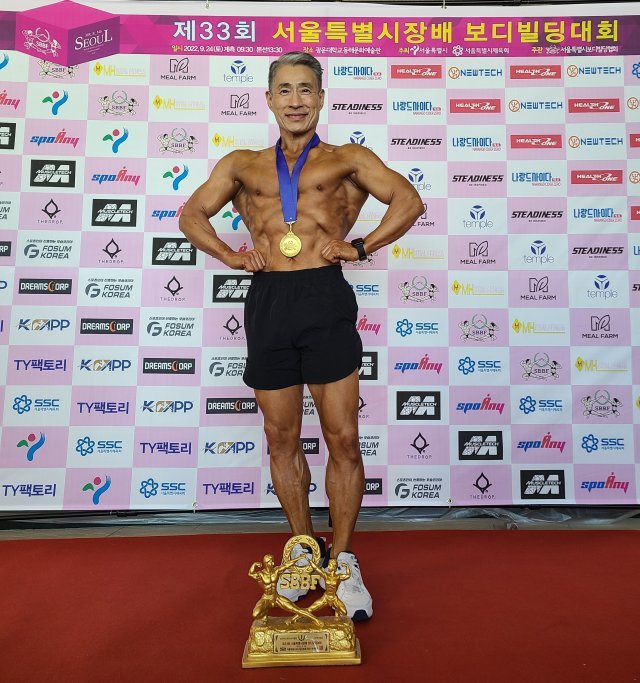 조우순 트레이너가 9월 24일 열린 서울시장배 보디빌딩대회 마스터스 부문에서 우승한 뒤 포즈를 취했다. 조우순 트레이너 제공.