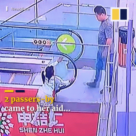 B 양 구조 당시 쇼핑몰 폐쇄회로(CC)TV 화면. SCMP 페이스북 갈무리