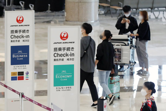 27일 서울 강서구 김포공항 국제선 출국장에서 일본 하네다행 여행객들이 출국 수속을 밟고 있다. 2022.9.27/뉴스1 ⓒ News1