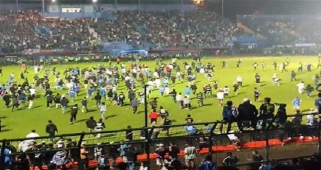 2일(현지시간) 인도네시아 축구 경기장에서 군중들이 난동을 부려 127명이 사망하고 180명이 부상했다. 트위터 갈무리