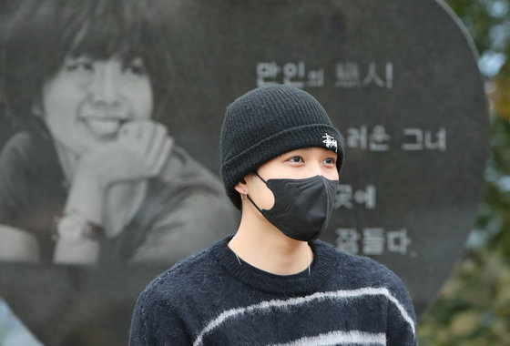 故 최진실의 아들인 가수 최환희(활동명 지플랫)가 고인의 14주기인 2일 오전 경기도 양평군 갑산공원묘역을 찾아 생각에 잠겨있다. 20.122.10.2/뉴스1 ⓒ News1