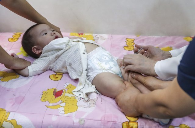 지난달 21일 서울 노원구 미즈아이달빛어린이병원에서 한 아기가 독감 예방 주사를 맞고 있다. 뉴시스